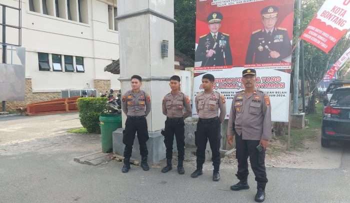 Polres Bontang memberikan pengamanan kegiatan Jalan Sehat bertema "Gebyar Pengawasan Pilkada Bontang Damai Tanpa Politik Uang', di halaman kantor DPMPTSP, Jalan Awang Long No. 01, Kelurahan Bontang Baru, Kecamatan Bontang Utara, Kota Bontang, pada hari Sabtu (14/9/2024). Foto: BorneoFlash.com/IST