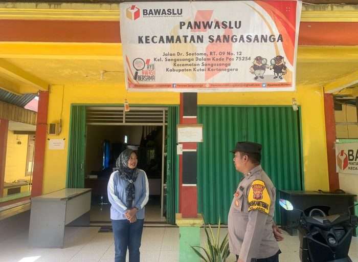 Polsek Sangasanga melaksanakan patroli pengamanan di Posko Panitia Pengawas Pemilu (Panwaslu) Sangasanga, Kabupaten Kutai Kartanegara, pada Selasa (10/9/2024). Foto: BorneoFlash/IST