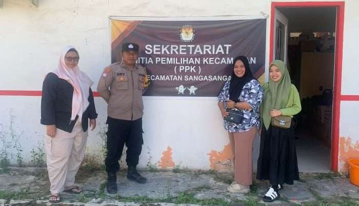 Polsek Sangasanga melaksanakan patroli pengamanan di Posko Sekretariat Panitia Pemilihan Kecamatan (PPK) Sangasanga, Kabupaten Kutai Kartanegara, pada Selasa (10/9/2024). Foto: BorneoFlash/IST