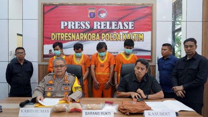 Press Release Ditresnarkoba Polda Kaltim atas kasus peredaran narkoba jenis sabu-sabu terhadap empat orang kurir, Kamis (05/09/2024). Foto: HO/Humas Polda Kaltim