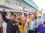 Bacalon Gubernur Kalimantan Timur Rudy Mas'ud didampingi istrinya Hj. Sarifa Suraidah foto bersama para pedagang saat mengunjungi pasar Pandansari Balikpapan Barat pada Jumat (13/9/2024.