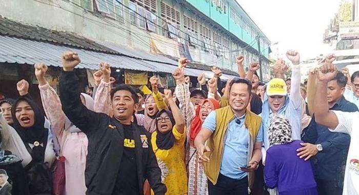 Bacalon Gubernur Kalimantan Timur Rudy Mas'ud didampingi istrinya Hj. Sarifa Suraidah foto bersama para pedagang saat mengunjungi pasar Pandansari Balikpapan Barat pada Jumat (13/9/2024.