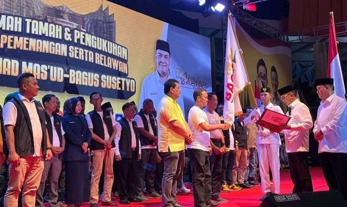 Rahmad Mas’ud mengukuhkan Tim pemenangan yang diketuai oleh Eddy Salasa, di Balikpapan Sport and Convention Center (BSCC)/DOME, pada hari Kamis (5/9/2024) Malam. Foto: BorneoFlash/Niken Sulastri