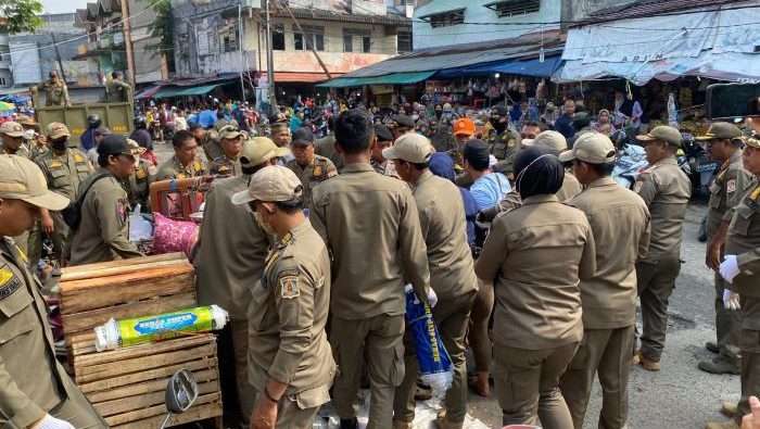 Satpol PP Balikpapan lakukan penertiban pedagang pasar pandansari, pada hari Selasa (3/9/2024). Foto: BorneoFlash/Niken Sulastri