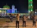 Sejumlah personel Polsek Melak amankan kegiatan Maulid Nabi Muhammad SAW 1446 H di masjid Islamic Center Melak, Senin (23/9) malam. Foto: HO/Humas Polres Kubar