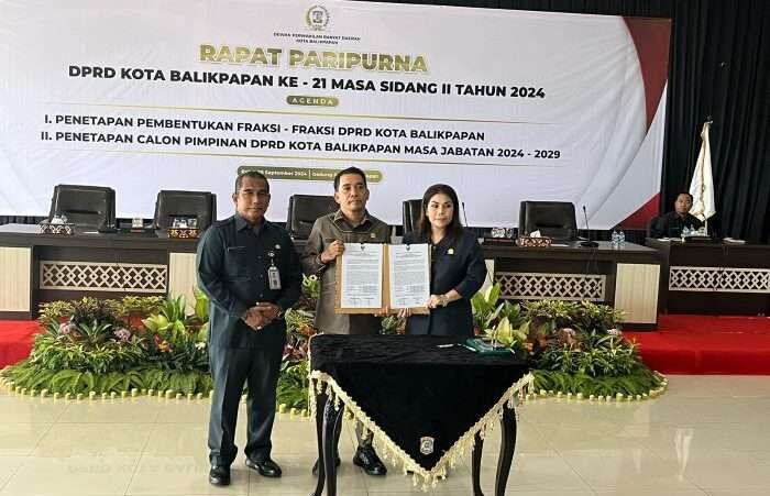 Sekretaris Daerah Kota Balikpapan, Muhaimin bersama Calon Pimpinan DPRD, Alwi Al Qadri dan Wakil DPRD Sementara Yusdiana. Foto: BorneoFlash/Niken Sulastri