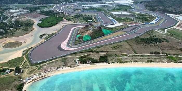 Foto udara Sirkuit Mandalika dari Pantai Seger. Sirkuit dengan 17 tikungan berstandar internasional itu digadang-gadang menjadi daya tarik utama pariwisata di Mandalika. Foto oleh Adi Renaldi/Project M. Indonesia.