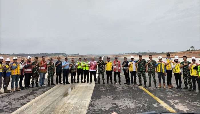 Tim Gabungan TNI AU yang terdiri dari Tim Puslaiklambangja Mabesau, Koopsudnas, dan Koopsud II, melaksanakan uji landasan di Bandara VVIP Ibu Kota Nusantara. Foto: BorneoFlash/Ist
