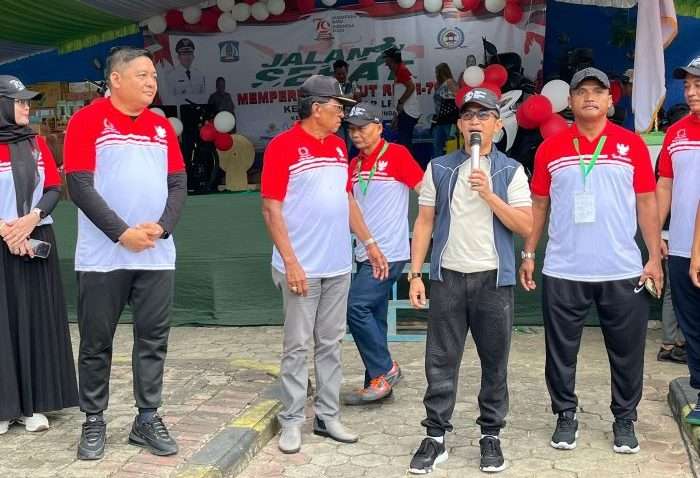 Wali Kota Balikpapan, H Rahmad Mas'ud Saat melepas jalan sehat LPM Gunung Samarinda, di Waduk Wonorejo pada hari Minggu (15/9/2024). Foto: BorneoFlash/Niken Sulastri