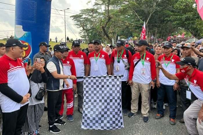 Wali Kota Balikpapan Rahmad Mas’ud dan didampingi Camat Balikpapan Utara, Muhammad Fadli Pathurrahman; Ketua LPM Gunung Samarinda, Halili Adinegara melepas jalan sehat, pada hari Minggu (15/9/2024). Foto: BorneoFlash/Niken Sulastri