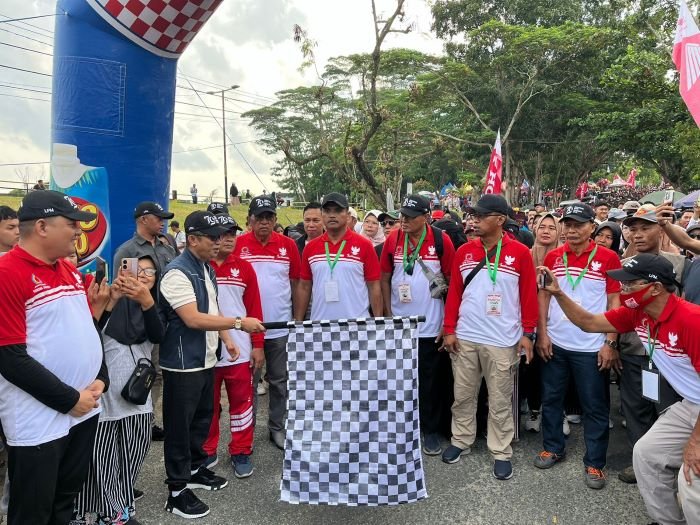 LPM Gunung Samarinda Gelar Jalan Sehat, Wali Kota Balikpapan Lepas Ribuan Warga 