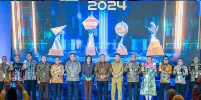 Wali kota Balikpapan H. Rahmad Mas’ud menerima penghargaan Dalam Rapat Nasional Percepatan Perluasan Digitalisasi Daerah, di Swiss Belhotel Balikpapan pada hari Senin (23/9/2024) malam. Foto: BorneoFlash/IST