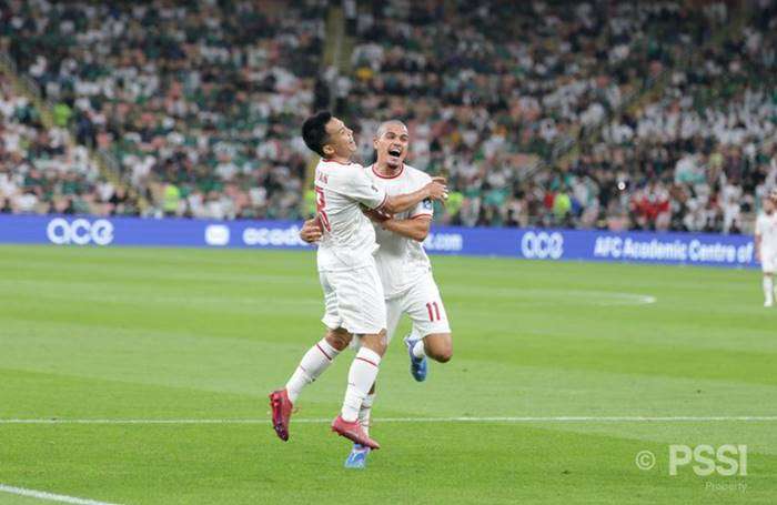 Pemain Timnas Indonesia, Witan Sulaeman dan Ragnar Oratmangoen, merayakan gol pada laga putaran ketiga Kualifikasi Piala Dunia 2026 Arab Saudi vs Indonesia di King Abdullah Sports City pada Kamis (5/9/2024) atau Jumat (6/9/2024).(PSSI)