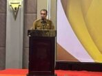 Pjs Walikota Balikpapan Ahmad Muzakkir, saat memberikan sambutan pada kegiatan Sosialisasi Keluarga Berintegritas DPRD Balikpapan, dalam Pencegahan Korupsi, Gratifikas, Saber Pungli dan LHKPN, di Hotel Grand Tjokro Balikpapan, pada hari Senin 30 September 2024.Foto: BorneoFlash.com/ NikenSulastri