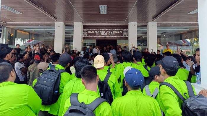 Aksi unjuk rasa aliansi mahasiswa dan masyarakat yang menolak aktivitas hauling batu bara melintasi jalan umum, di halaman Kantor Bupati Paser pada Senin (28/10/2024). Foto: BorneoFlash/IST