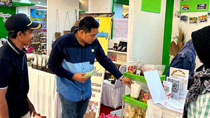 Anggota DPRD Kabupaten Paser, Andi Muhammad Rizal Ashari mengunjungi salah satu stand peserta Expo UMKM BUMDes se-Kalimantan Timur yang berlangsung di Atrium Big Mall Samarinda, Minggu (13/10/2024). Foto: BorneoFlash/IST