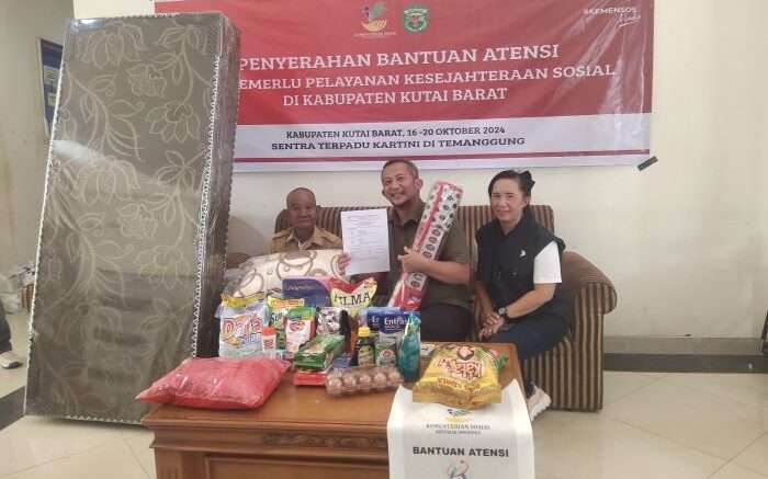 Bantuan Asistensi Rehabilitasi Sosial (Atensi) kepada masyarakat Kabupaten Kutai Barat dari Kemensos RI yang melalui Dissos Kutai Barat pada Jumat (18/10/2024). Foto: BorneoFlash/Lilis