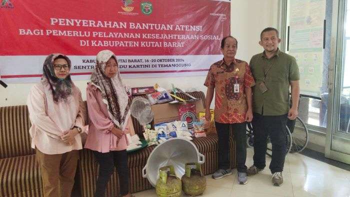 Bantuan Asistensi Rehabilitasi Sosial (Atensi) kepada masyarakat Kabupaten Kutai Barat dari Kemensos RI yang melalui Dissos Kutai Barat pada Jumat (18/10/2024). Foto: BorneoFlash/Lilis
