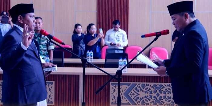 Bupati Bonifasius Belawan Geh (kanan) saat melantik Kresensius Charles sebagai Pejabat Tinggi Pratama Kepala Satpol PP Mahulu di Ruang Pertemuan Kantor Bappelitbangda pada Jumat (11/10/2024). Foto: HO/Prokopim Mahulu