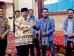 Bupati Kutai Barat FX Yapan berikan salam komando kepada Ketua PWI Kutai Barat Alfian saat pengukuhan pengurus PWI Kabupaten Kutai Barat di Ruang Serba Guna Aji Tulur Jejangkat, Komplek Kantor Bupati pada Kamis (31/10/2024). Foto: BorneoFlash/Ist
