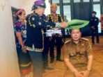 Bupati Mahulu Bonifasius Belawan Geh saat menerima penghargaan adat berupa pengukuhan sebagai Hipui Ayaq (Pemimpin Adat) dari tokoh-tokoh adat, Selasa (08/10/2024). Foto: HO/Prokopim Mahulu