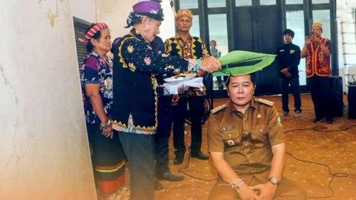 Bupati Mahulu Bonifasius Belawan Geh saat menerima penghargaan adat berupa pengukuhan sebagai Hipui Ayaq (Pemimpin Adat) dari tokoh-tokoh adat, Selasa (08/10/2024). Foto: HO/Prokopim Mahulu