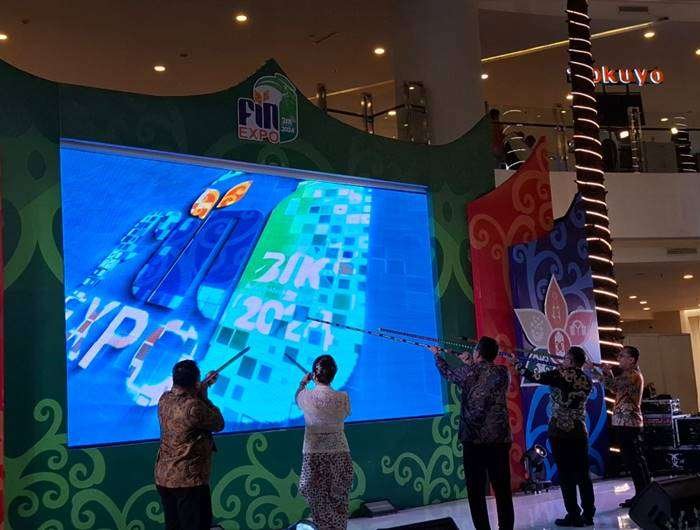 FinExpo 2024 resmi dibuka hari ini oleh Mohammad Ismail Riyadi selaku Plt. Kepala Departemen Literasi, Inklusi Keuangan, dan Komunikasi OJK; Wani Sabu sebagai Ketua FinExpo 2024 dan Arjanto selaku Koordinator Acara FinExpo 2024, pada hari Kamis, 3 Oktober 2024, di Atrium Pentacity Mall. Foto: BorneoFlash.com/NikenSulastri