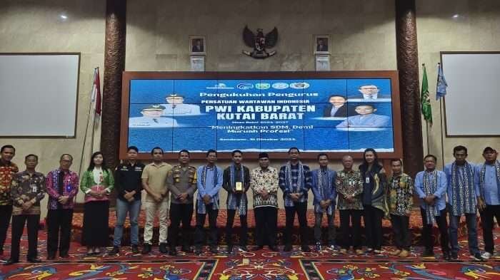 Foto Bersama Usai Pengukuhan Pengurus PWI Kabupaten Kutai Barat di Ruang Serba Guna Aji Tulur Jejangkat, Komplek Kantor Bupati Kutai Barat, Sendawar, pada Kamis (31/10/2024). Foto: BorneoFlash/Ist