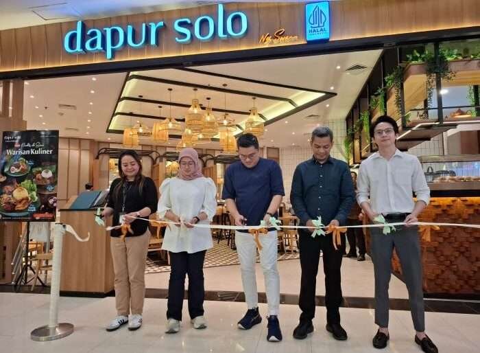 General Manager Dapur Solo, Asep Ginanjar bersama General Manager Pentacity Mal Balikpapan, Alfialdy Baenars beserta jajaran meresmikan Dapur Solo di Pentacity Balikpapan Superblock (BSB), pada hari Jumat (25/10/2024). Foto: BorneoFlash/Niken Sulastri