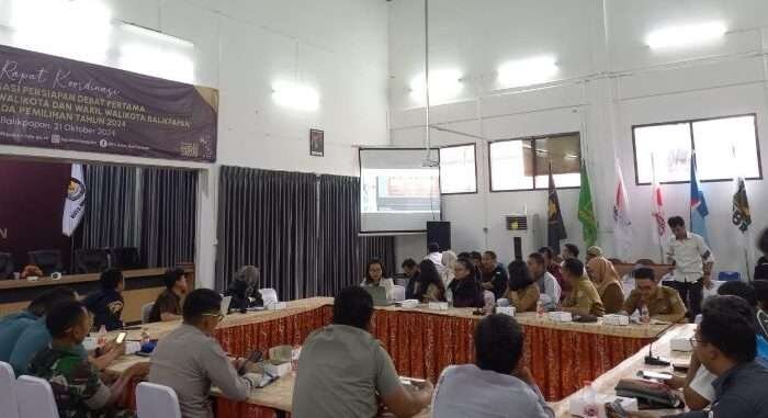 KPU Balikpapan gelar Rakor Finalisasi Persiapan Debat Pertama Paslon Wali Kota dan Wakil Wali Kota Balikpapan pada Pilkada Tahun 2024, di Aula Kantor KPU Balikpapan, pada hari Senin (21/10/2024). Foto: BorneoFlash/Niken Sulastri