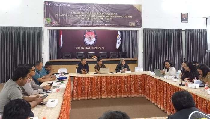 KPU Balikpapan gelar Rakor Finalisasi Persiapan Debat Pertama Paslon Wali Kota dan Wakil Wali Kota Balikpapan pada Pilkada Tahun 2024, di Aula Kantor KPU Balikpapan, pada hari Senin (21/10/2024). Foto: BorneoFlash/Niken Sulastri