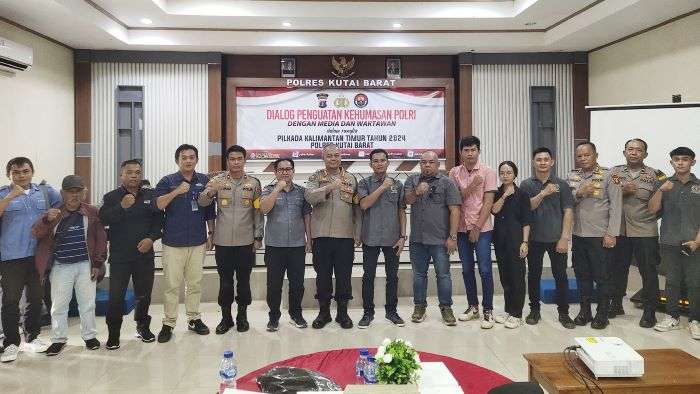Kabid Humas Polda Kalimantan Timur, Kombes Pol Yulianto mengadakan dialog bersama wartawan lokal di Kutai Barat pada Selasa (22/10/2024). Foto: HO/Humas Polda Kaltim