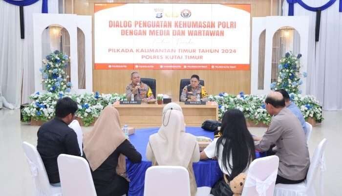 Kabid Humas Polda Kaltim Kombes Pol Yuliyanto, S.I.K., M.Sc., yang didampingi Kapolres Kutim, AKBP Chandra Hermawan, S.I.K., M.H., melakukan Dialog Kehumasan bersama para Jurnalis Kabupaten Kutai Timur yang digelar Gedung Aula Polres Kutim, Kamis (10/10/2024). Foto: BorneoFlash/IST