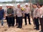 Kapolda Kalimantan Timur Irjen Pol Drs. Nanang Avianto, M.Si, saat meninjau langsung proses Pembangunan Gedung Labfor dan Gedung Samsat Ditlantas Polda Kaltim di KM 13, Balikpapan, Selasa (08/10/2024). Foto: HO/Humas Polda Kaltim