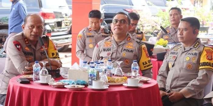 Kapolda Kalimantan Timur, Irjen Pol Drs. Nanang Avianto saat Coffee Morning didampingi Kapolres AKBP Kade Budiyarta di Mako Polres Kutai Barat, pada Kamis, (3/10/2024). Foto: HO/Humas Polres Kubar