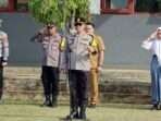 Kapolres Kutai Barat, AKBP Kade Budiyarta, S.I.K, memimpin upacara bendera di SMK 2 Sendawar pada Senin (14/10/2024) pagi. Foto: BorneoFlash/Ist