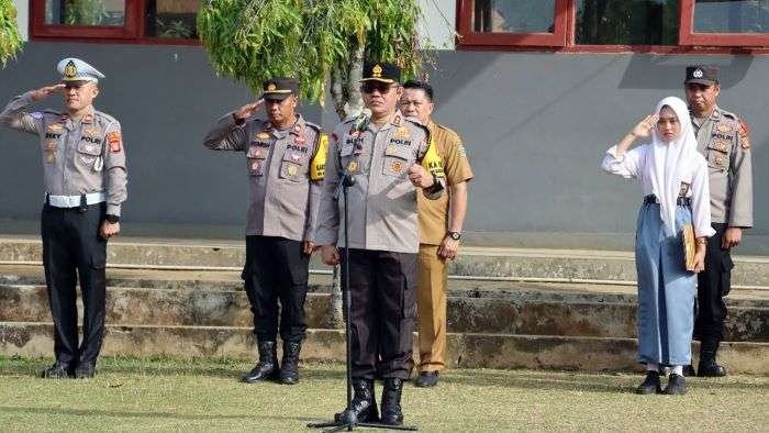 Kapolres Kutai Barat, AKBP Kade Budiyarta, S.I.K, memimpin upacara bendera di SMK 2 Sendawar pada Senin (14/10/2024) pagi. Foto: BorneoFlash/Ist