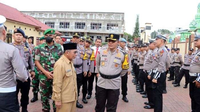 Kapolres Kutai Barat, AKBP Kade Budiyarta memimpin langsung kegiatan Apel Gelar Pasukan sebagai persiapan pelaksanaan Operasi Zebra Mahakam 2024, Senin (14/10/2024). Foto: HO/Humas Polres Kubar