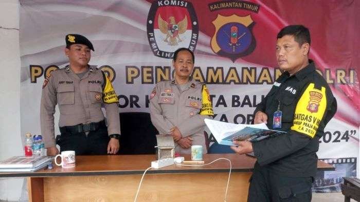 Kasat Gasda Humas Operasi Mantap Praja Manuntung 2024 Kota Balikpapan, Ipda Sangidun memantau jalannya persiapan pengamanan di Kantor KPU Balikpapan. Foto: HO/Humas Polresta Balikpapan