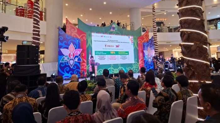 Kepala Eksekutif Pengawas Perilaku Pelaku Usaha Jasa Keuangan, Edukasi dan Perlindungan Konsumen Otoritas Jasa Keuangan, Friderica Widyasari Dewi, dipelaksaan Financial Expo digelar dalam rangka Bulan Inklusi Keuangan 2024, di Atrium Pentacity Mall, pada hari Sabtu (5/10/2024). Foto: BorneoFlash/Niken Sulastri