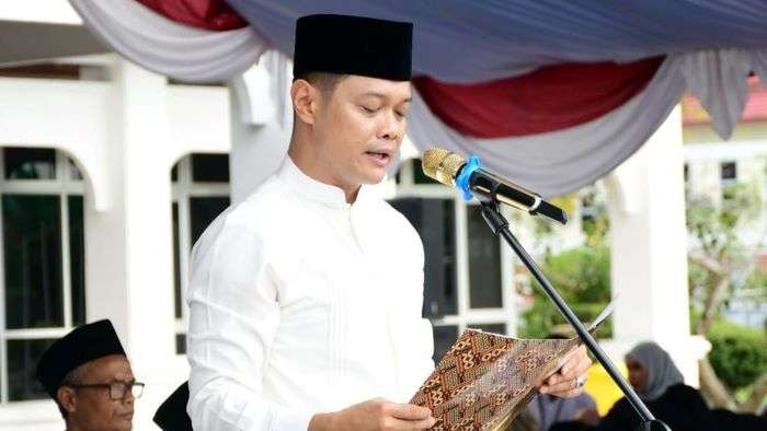 Ketua DPRD Kabupaten Paser, Hendra Wahyudi, turut merayakan peringatan Hari Santri Nasional 2024, di Halaman Kantor Bupati Paser pada Selasa (22/10/2024). Foto: BorneoFlash/IST