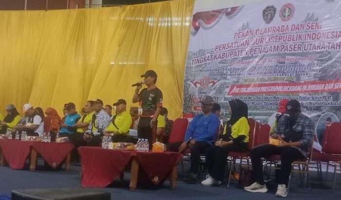 Ketua KONI PPU, H. Arpan saat memberikan sambutan pada acara pembukaan PORSENI PGRI Kabupaten Penajam Paser Utara di Dome Anden Noko, Sabtu (5/10/2024). Foto: BorneoFlash/Irwan