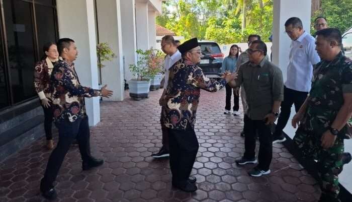 Ketua KPU Balikpapan Prakoso Yudho Lelono saat menerima kunjungan Pjs Wali Kota Balikpapan Ahmad Muzakkir bersama Forkopimda Balikpapan dan unsur Pemerintah Kota Balikpapan, di Kantor KPU Balikpapan, pada hari Jumat (4/10/2024). Foto: BorneoFlash/Niken Sulastri