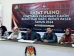 Ketua KPU Kabupaten Paser, Ahyar Rosidi (tengah) saat Rapat Pleno penetapan Pasangan Calon (Paslon) Bupati dan Wakil Bupati untuk maju dalam Pemilihan Kepala Daerah (Pilkada) 2024 pada Minggu, (22/9/2024). Foto: BorneoFlash/IST