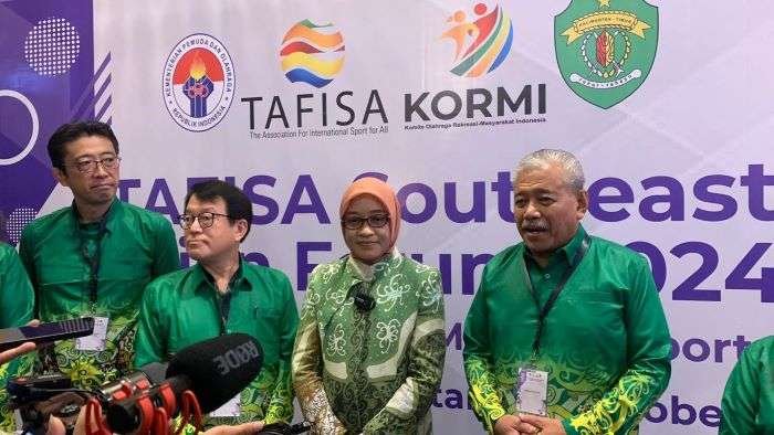 Ketua Umum KORMI Nasional, Hayono Isman Bersama Sekretaris Daerah (Sekda) Provinsi Kalimantan Timur, Sri Wahyuni. Foto: BorneoFlash/Niken Sulastri
