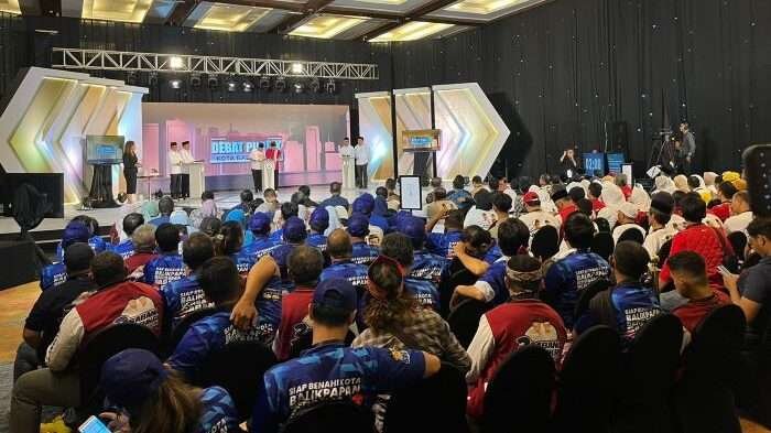 Komisi Pemilihan Umum (KPU) Kota Balikpapan menggelar Debat Publik pertama Pasangan Calon Wali Kota dan Wakil Wali Kota Balikpapan Tahun 2024, di Novotel Hotel Balikpapan, pada hari Rabu (23/10/2024) malam. Foto: BorneoFlash/Niken Sulastri