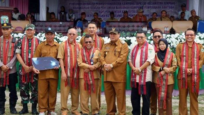 Kunjungan kerja Bupati Kutai Barat, FX Yapan ke Kampung Tanjung Isuy, Kecamatan Jempang. Foto: BorneoFlash/Ist