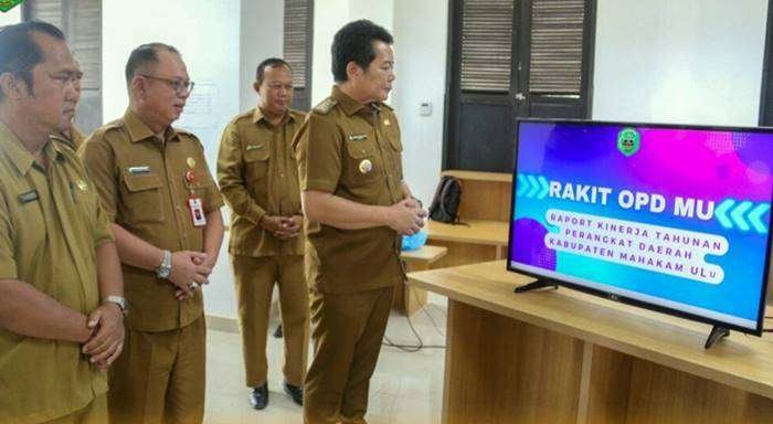 Bupati Mahakam Ulu (Mahulu), Dr. Bonifasius Belawan Geh saat meresmikan Raport Kinerja Tahunan Perangkat Daerah (RAKIT OPD) Kabupaten Mahulu pada Selasa (08/10/2024) .Foto: BorneoFlash.com/Ist Bupati Mahakam Ulu (Mahulu), Dr. Bonifasius Belawan Geh saat meresmikan Raport Kinerja Tahunan Perangkat Daerah (RAKIT OPD) Kabupaten Mahulu pada Selasa (08/10/2024) .Foto: BorneoFlash.com/Ist