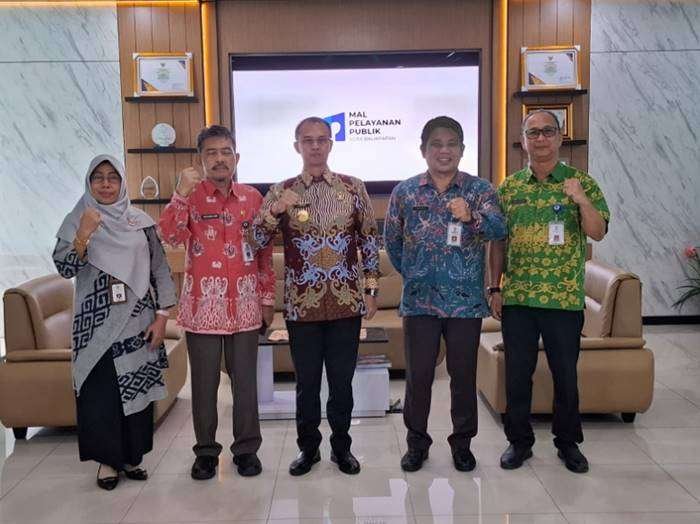 Pjs Wali Kota Balikpapan Ahmad Muzakkir, meninjau MPP Balikpapan, yang bertempat di Kantor DPMPTSP Balikpapan, pada hari Kamis, 3 Oktober 2024. Foto: BorneoFlash.com/NikenSulastri