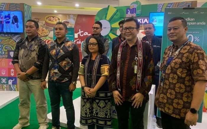 (ka-Ki) RM Duanda Airlangga, Marketing Manager Syariah Area Kalimantan; Yanwar Arifin, Syariah & UUS Division Head MUF; Elisabeth Lidya Sirait selaku Corporate Secretary & Legal Division Head MUF; Sampurno Aji selaku Regional Division Head Area Kalimantan MUF dan Decky Irawan, Branch Manager Balikpapan. Foto: BorneoFlash.com/Ist